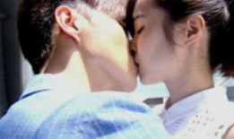 美女亲吻视频,美女深情亲吻，浪漫画面引网友热议